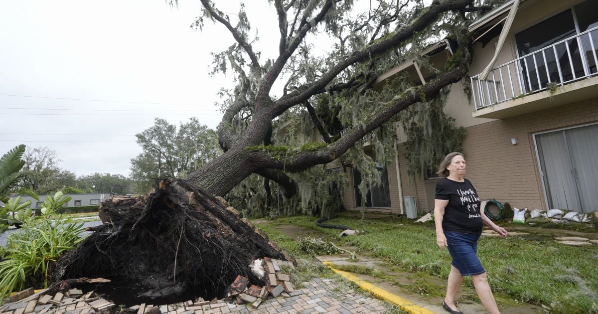 Торнадо, наводнения и первые жертвы: ураган "Милтон" накрыл Флориду (фото)