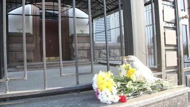 Квіти біля посольства РФ_03