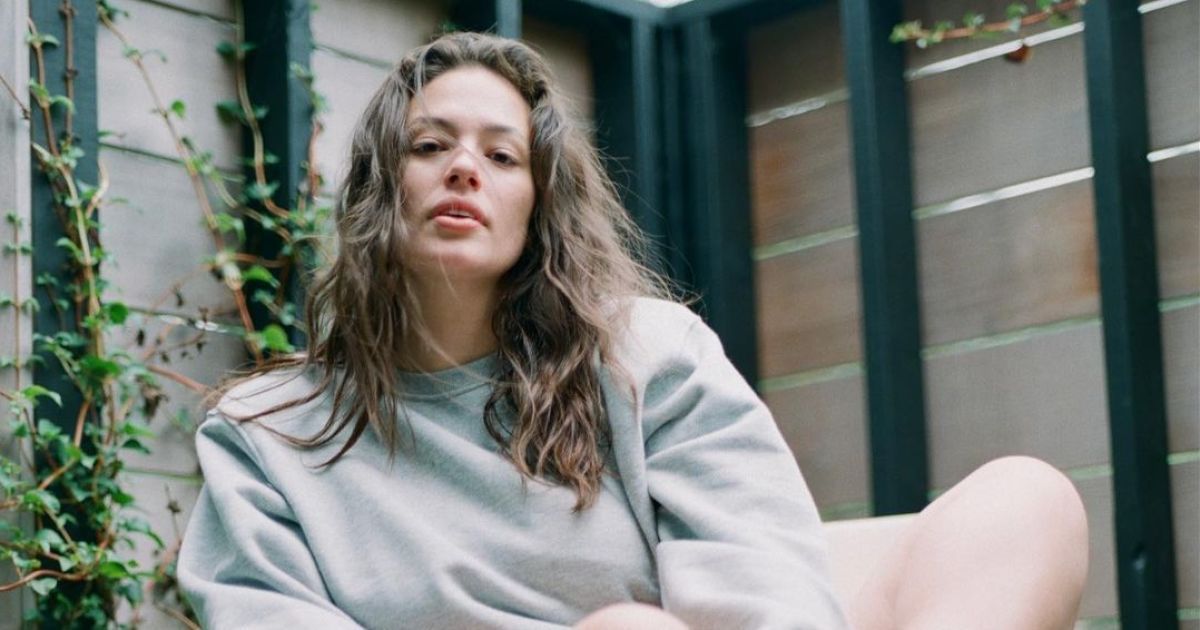 Рlus-size модель Эшли Грэм игриво засветила соски через простыню