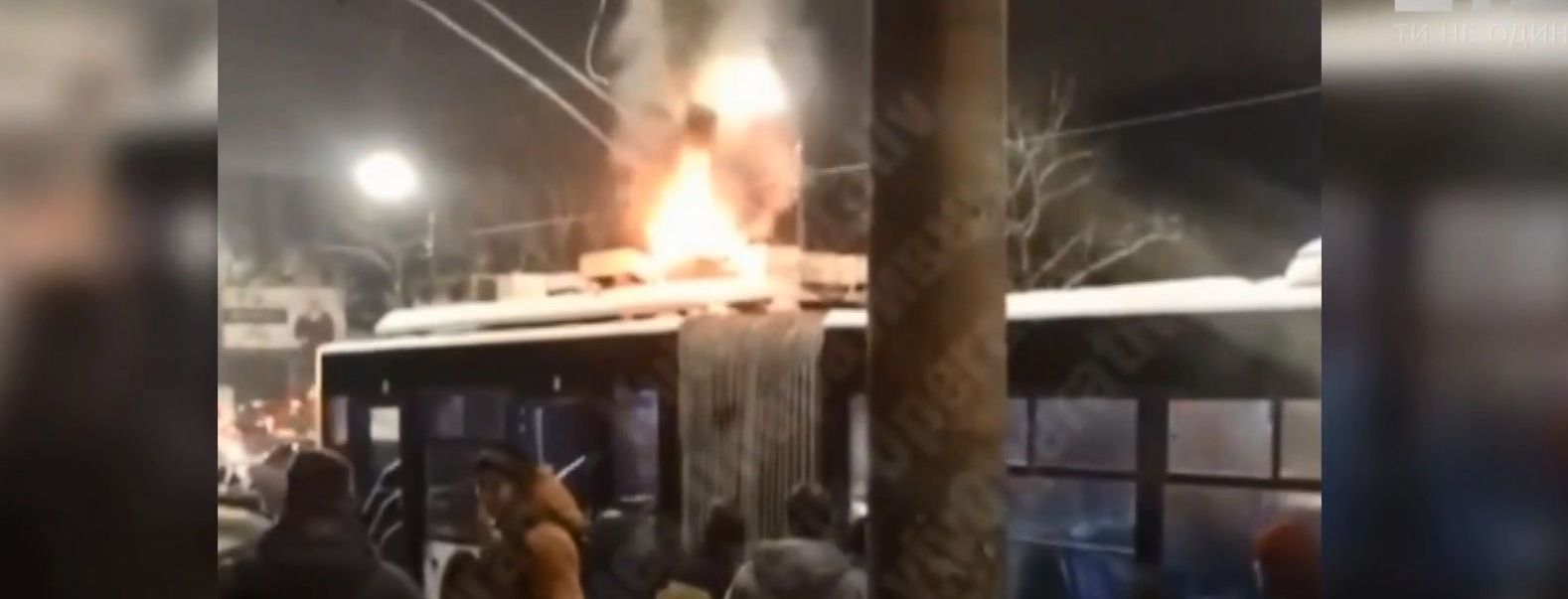 В Киеве посреди улицы загорелся троллейбус с пассажирами