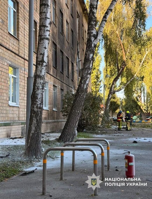 Пошкодження школи в Києві внаслідок атаки 1 жовтня / © Національна поліція України