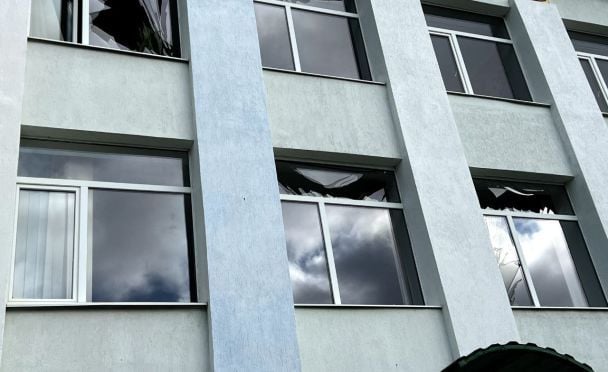 Наслідки падіння уламків збитих дронів у Хмельницькій області.