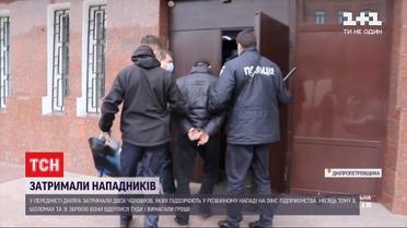 Поліція затримала двох чоловіків, які зі зброєю пограбували підприємство у Дніпрі