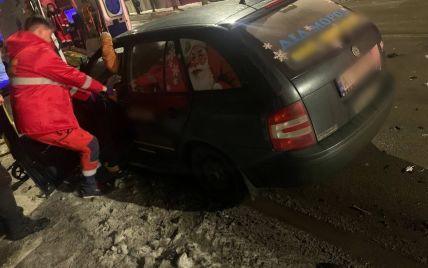 "Дед Мороз" попал в ДТП с грузовиком в Киевской области: от авто осталась куча металла (фото)