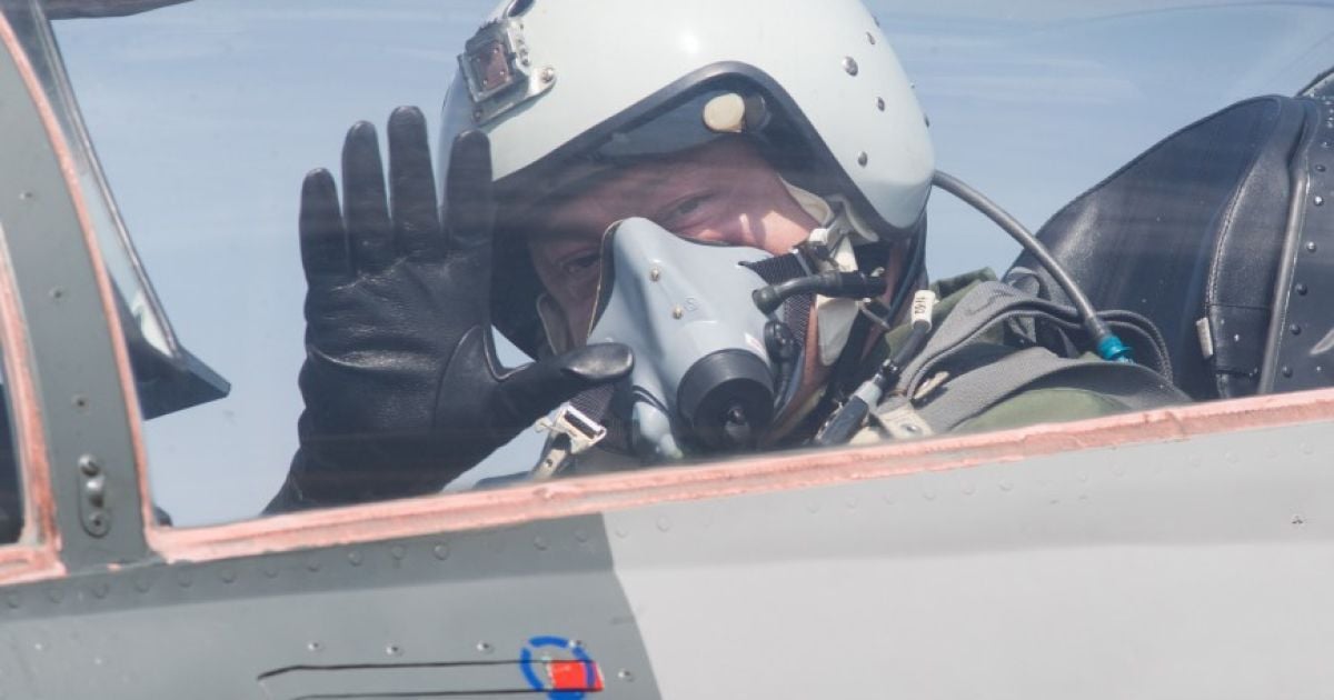 Порошенко на боевом истребителе прилетел на аэродром в Винницкой области