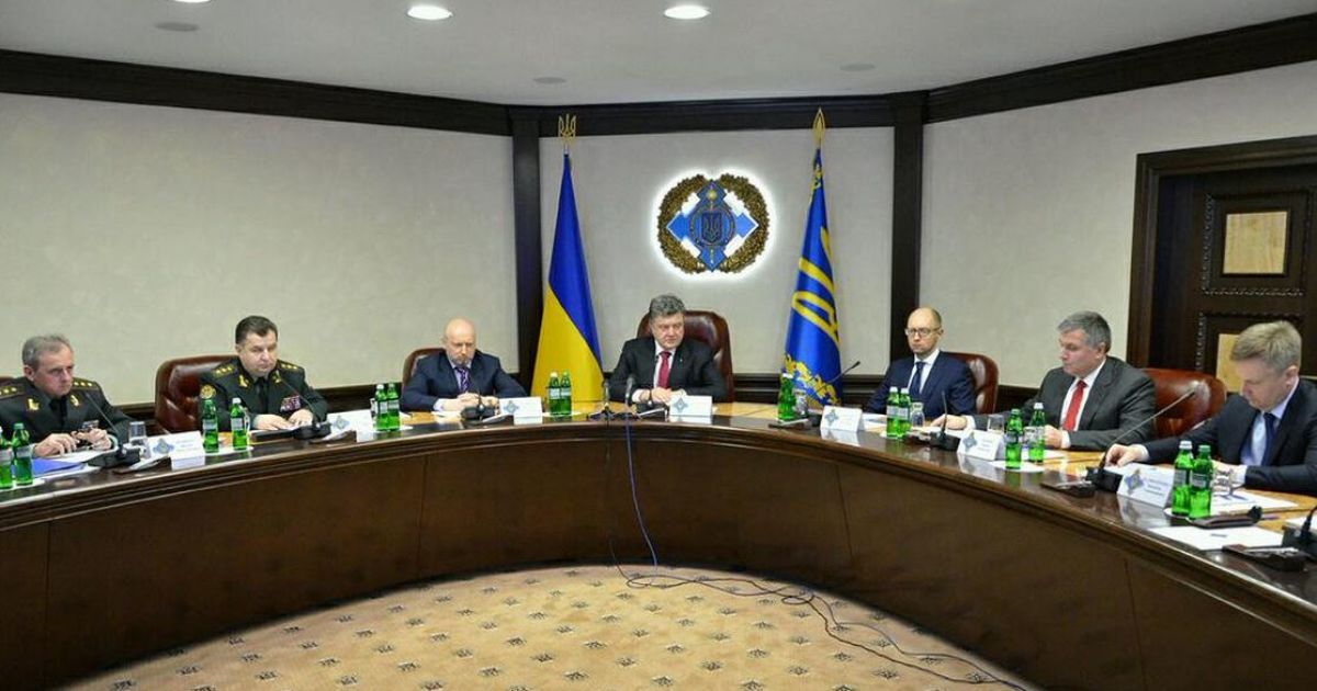 Порошенко собрал совещание СНБО о ситуации в аэропорту Донецка