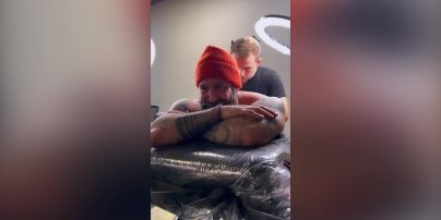 Даниэль Салем набил на пол спины татуировку в украинском стиле