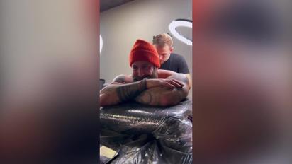 Даниэль Салем набил на пол спины татуировку в украинском стиле