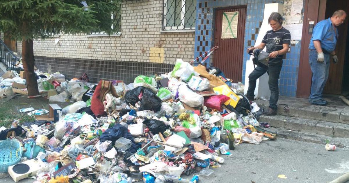 Пожежники викидають з квартири сміття, аби дістатись осередку пожежі / © Фото Валерії Ковалінської/ТСН