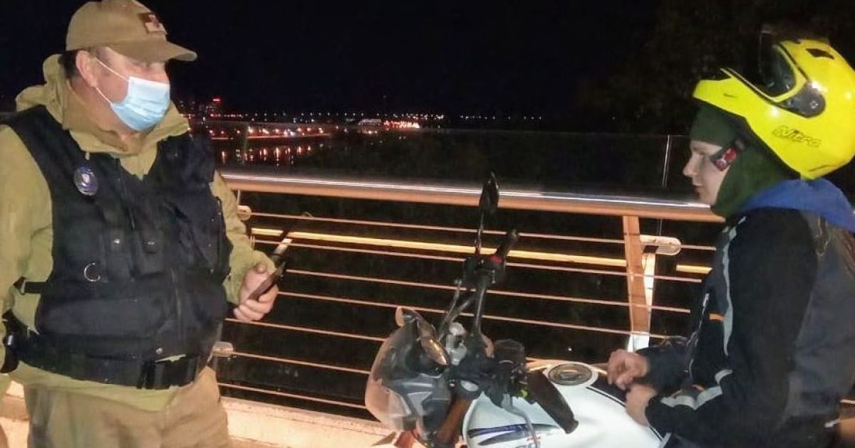У Києві серед ночі молодик на мотоциклі намагався проїхати "мостом Кличка"