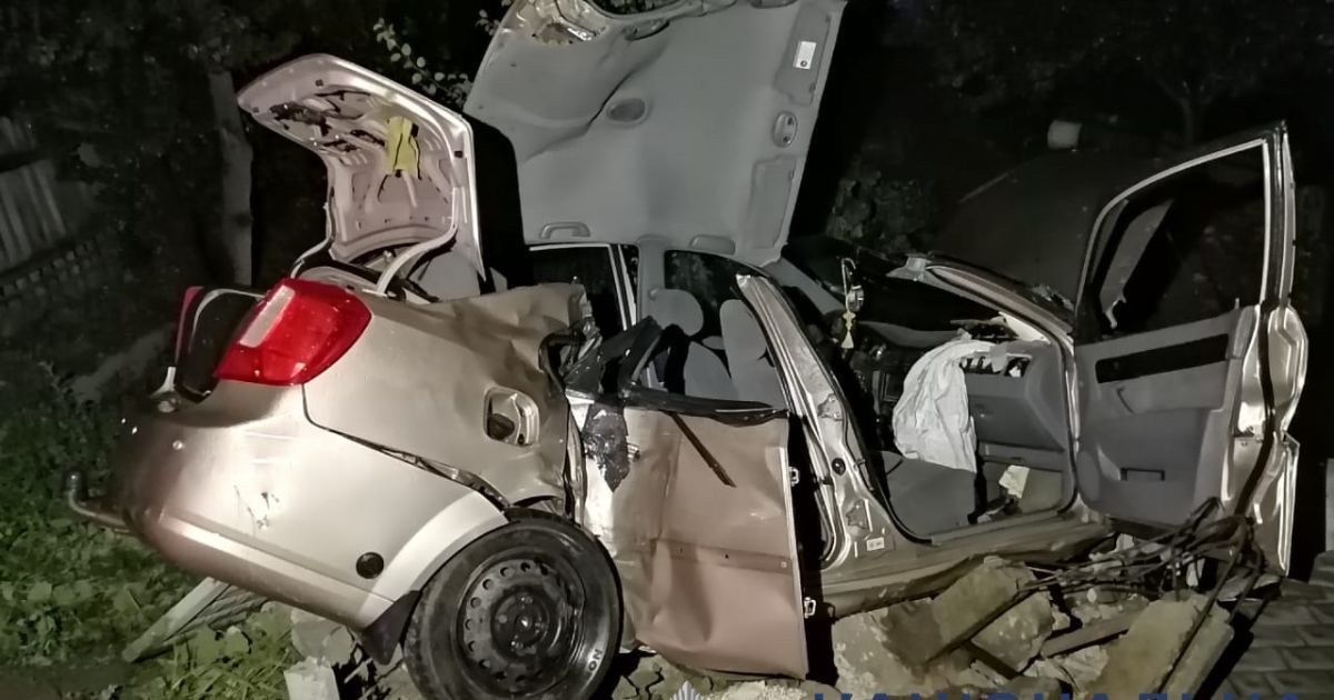 У Київській області автівка з неповнолітніми влетіла у бетонний паркан: двоє загиблих