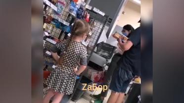 Не купили воду: у супермаркеті Запоріжжя дівчинка не по-дитячому облаяла батьків