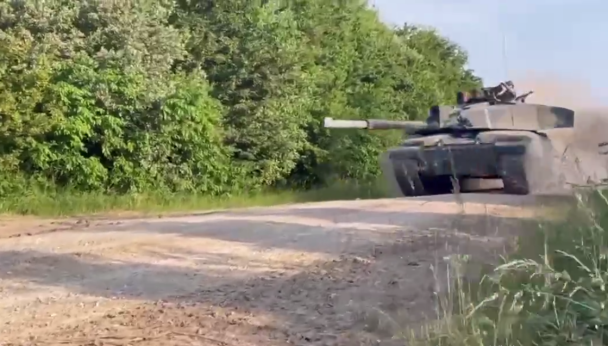 Танк Challenger 2 в зоні бойових дій / © скриншот з відео