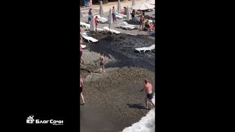 У Сочі півтори години з-під землі на пляж та в море бив "гейзер" із нечистот