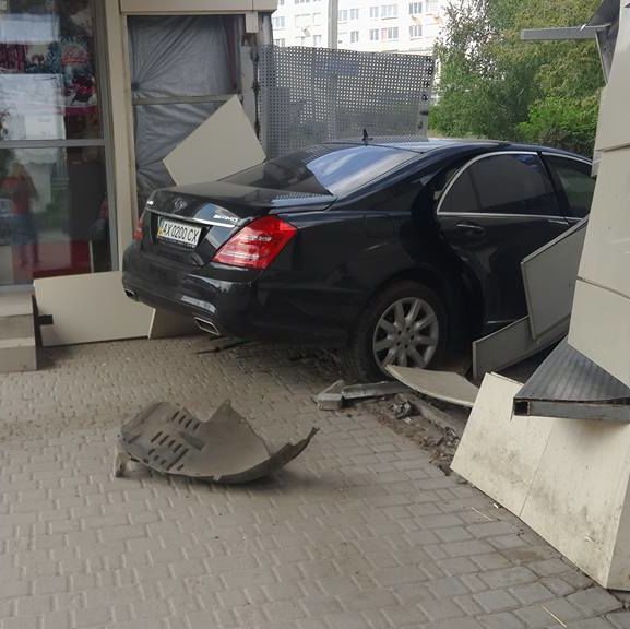 В Харькове авто въехало в остановку: один человек погиб, еще трое попали в больницу