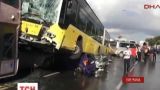 Ссора водителя и пассажира автобуса стала причиной массового столкновения в Стамбуле