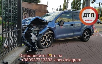 В Киеве Subaru Forester влетел в забор Апелляционного суда