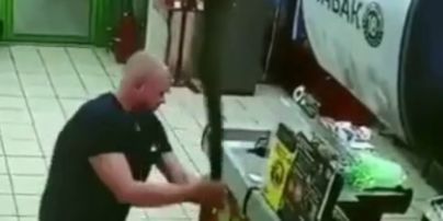 В России покупатель в супермаркете требовал обслужить себя без маски и размахивал мачете: видео