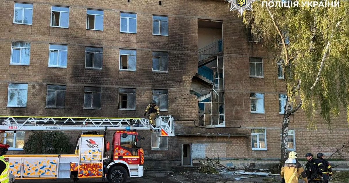 Пошкодження школи в Києві внаслідок атаки 1 жовтня