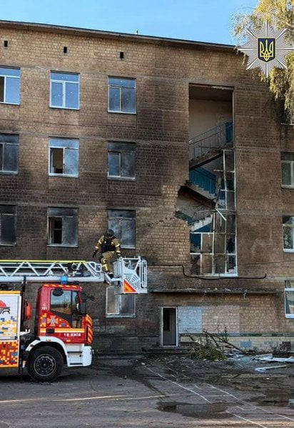 Повреждение школы в Киеве в результате атаки 1 октября