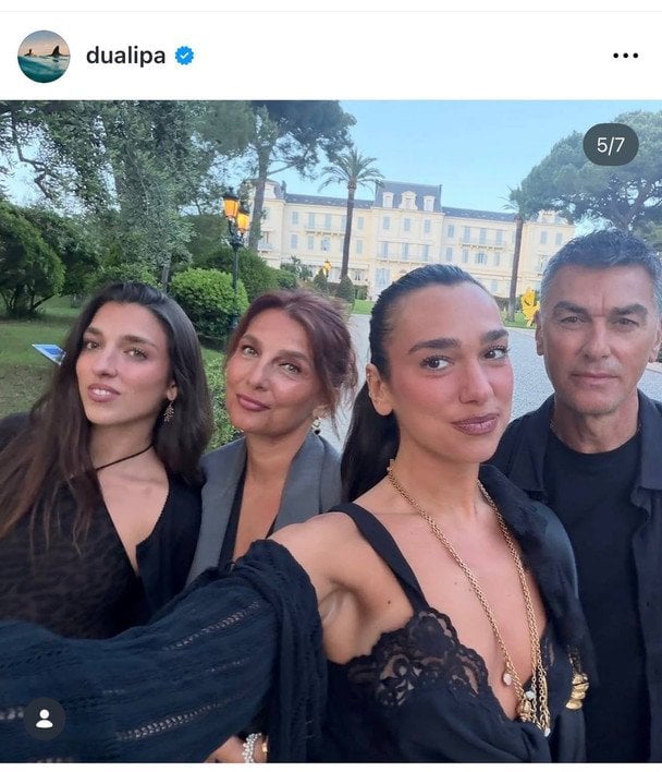 Дуа Ліпа з батьками та сестрою / © Instagram Дуа Ліпи