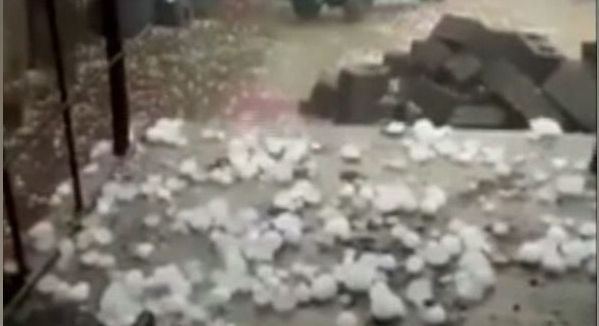 Шторм, блискавки та град: руйнівна стихія зненацька заскочила схід Китаю