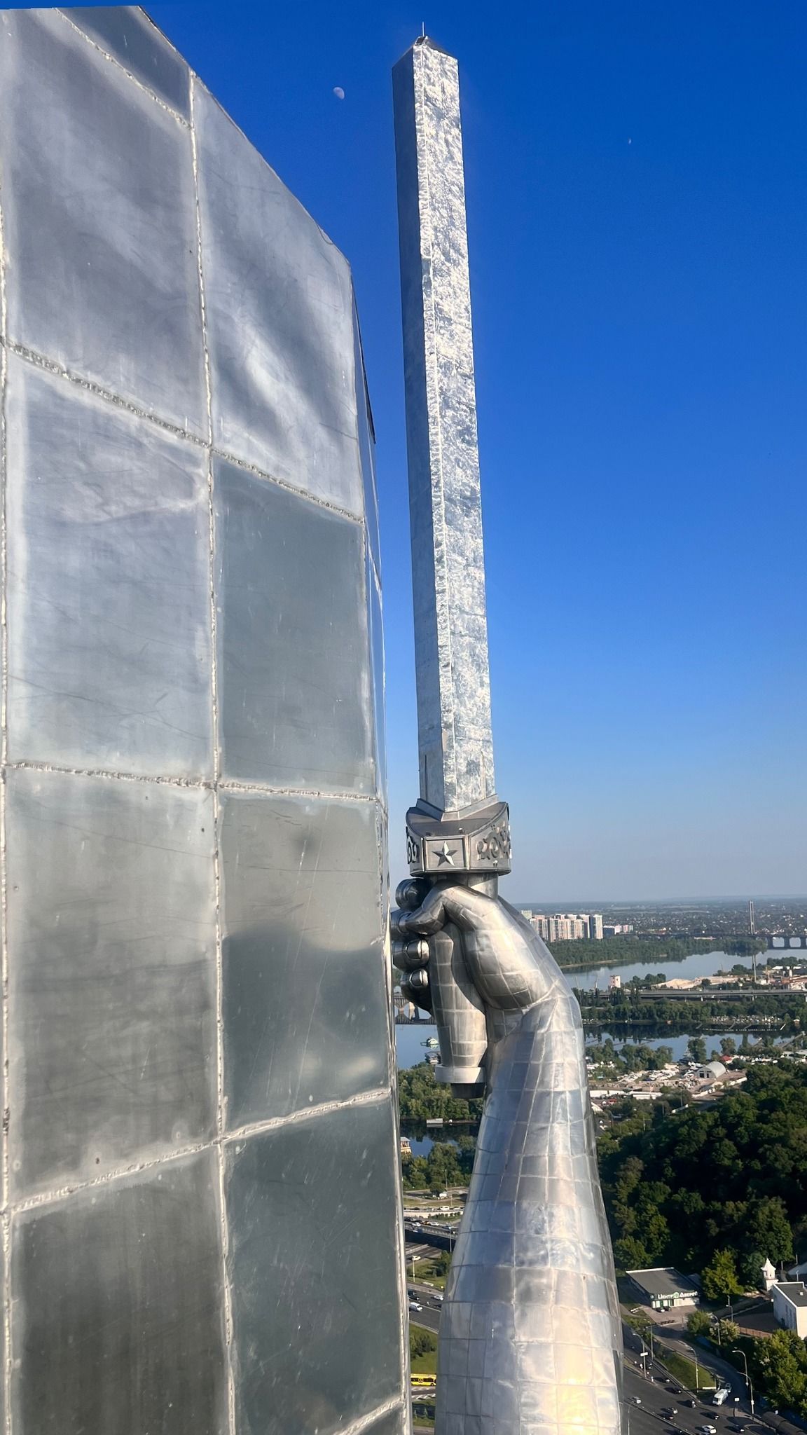 Павел Зибров поднялся на смотровую площадку Родины-Мать / © instagram.com/pavlo_zibrov