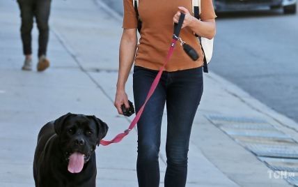 В джинсах-скинни и вьетнамках: Робин Райт вышла на прогулку с собакой