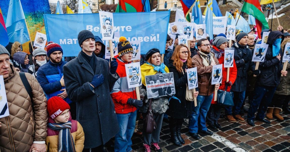 Це вирок усьому народові: кримські татари почали флешмоб "Мусульмани – не терористи"