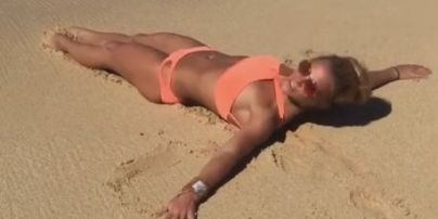 Звезды на пляже: Бритни Спирс показала, как нежится в волнах океана