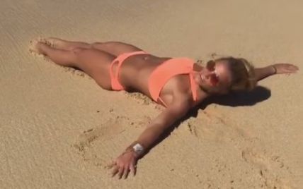 Звезды на пляже: Бритни Спирс показала, как нежится в волнах океана