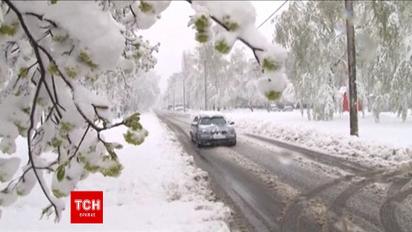 Аномально сніжний квітень в Україні – смерть на дорогах, зачинені школи, відсутність світла