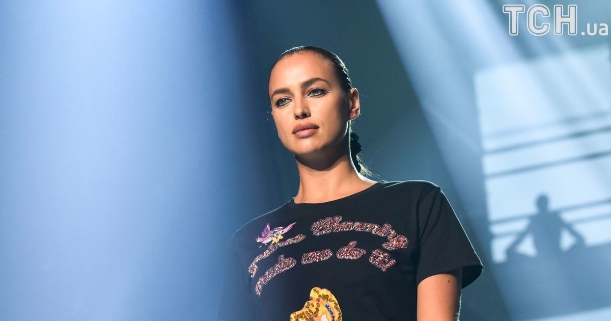 Ирина Шейк в платье с декольте позировала на песке для глянца