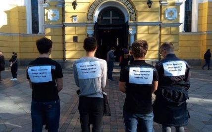 День учителя: студенты киевского вуза заявляют, что их заставили молиться за педагогов вместо пар