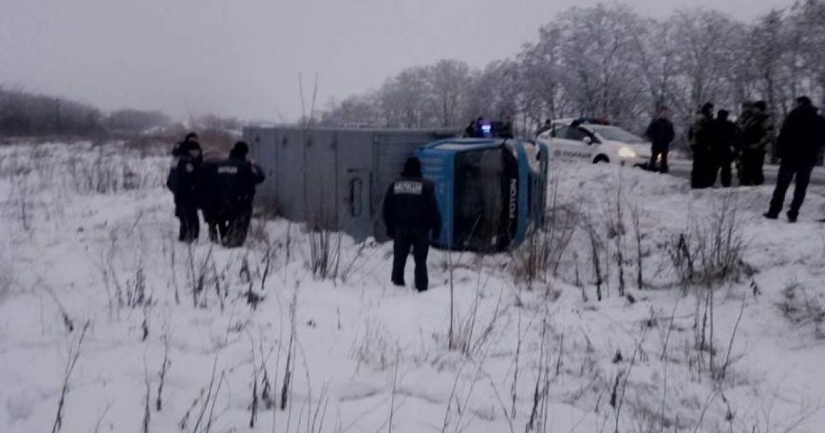 На Запоріжжі вилетіла з дороги і перекинулася машина із ув'язненими