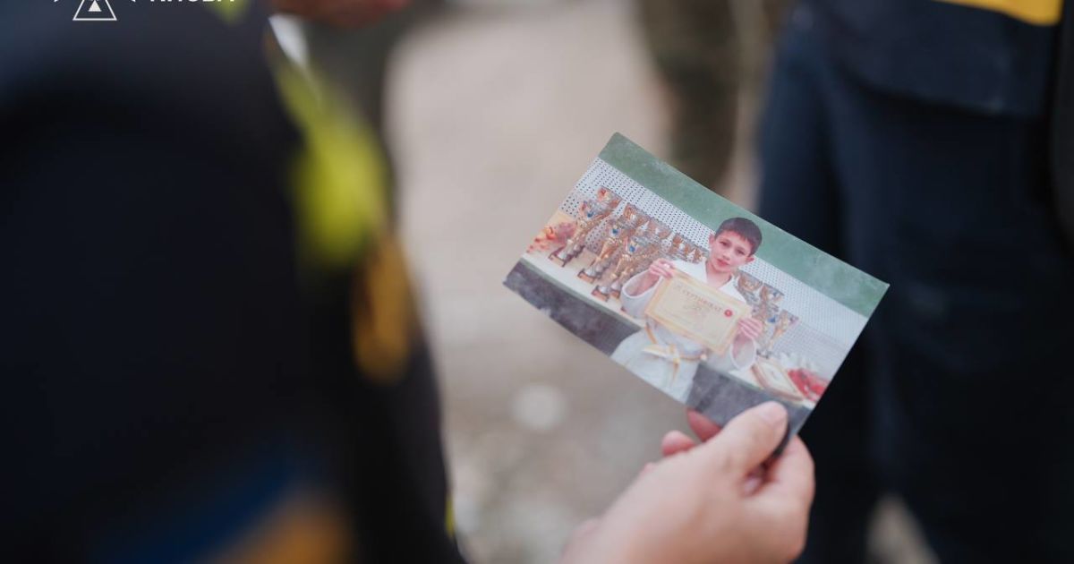 Рятувальники знайшли під завалами фото загиблої дитини