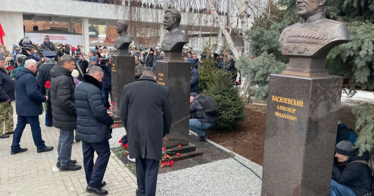 Un buste de son idole est apparu à Volgograd avant l’arrivée de Poutine (photo, vidéo)