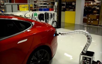 В сети показали впечатляющее видео робота-подзарядки для электромобиля
