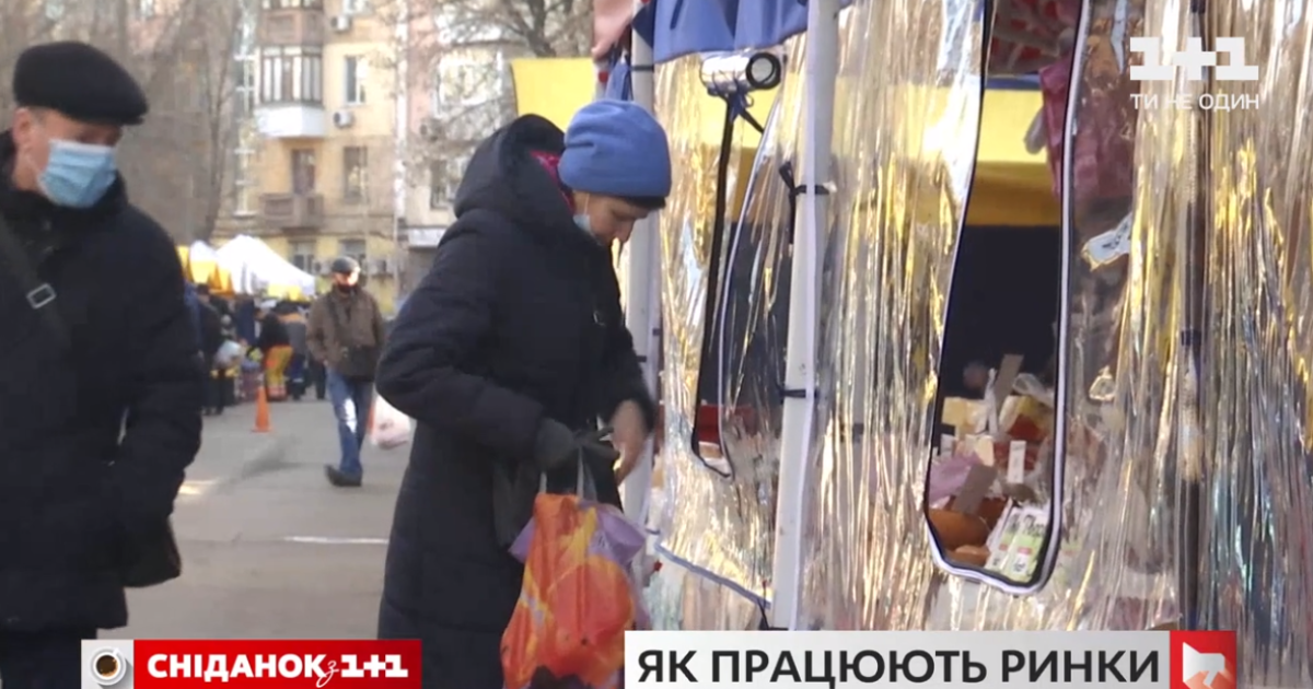 Продавцы за прозрачными экранами: как работают рынки Киева, соблюдают ли киевляне ограничения