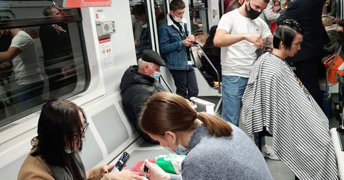 У вагонах київського метро робили манікюр та торгували овочами і смартфонами