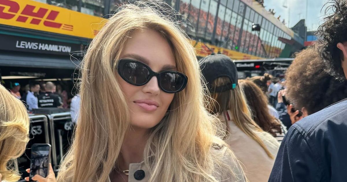 В мини и в компании мужа: топ-модель Роми Стридж посетила гонку "Формулы-1"