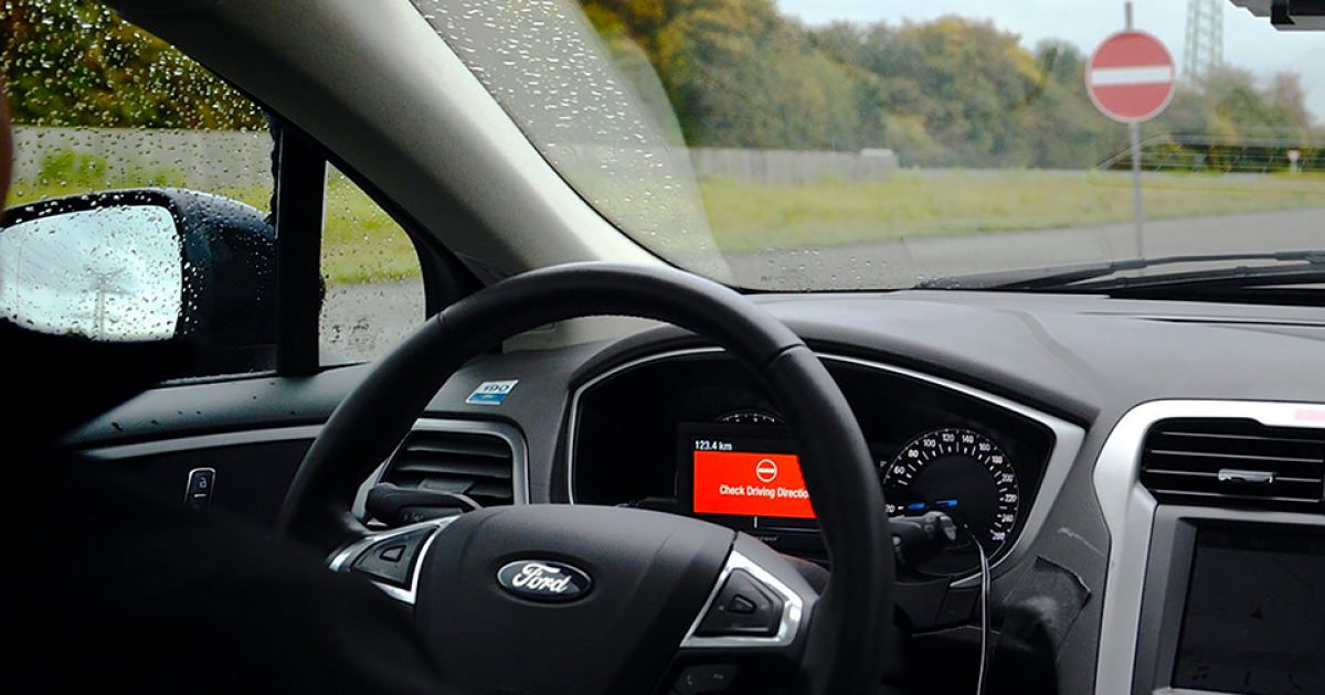 Автомобілі Ford будуть захищати водіїв від виїзду на зустрічну смугу