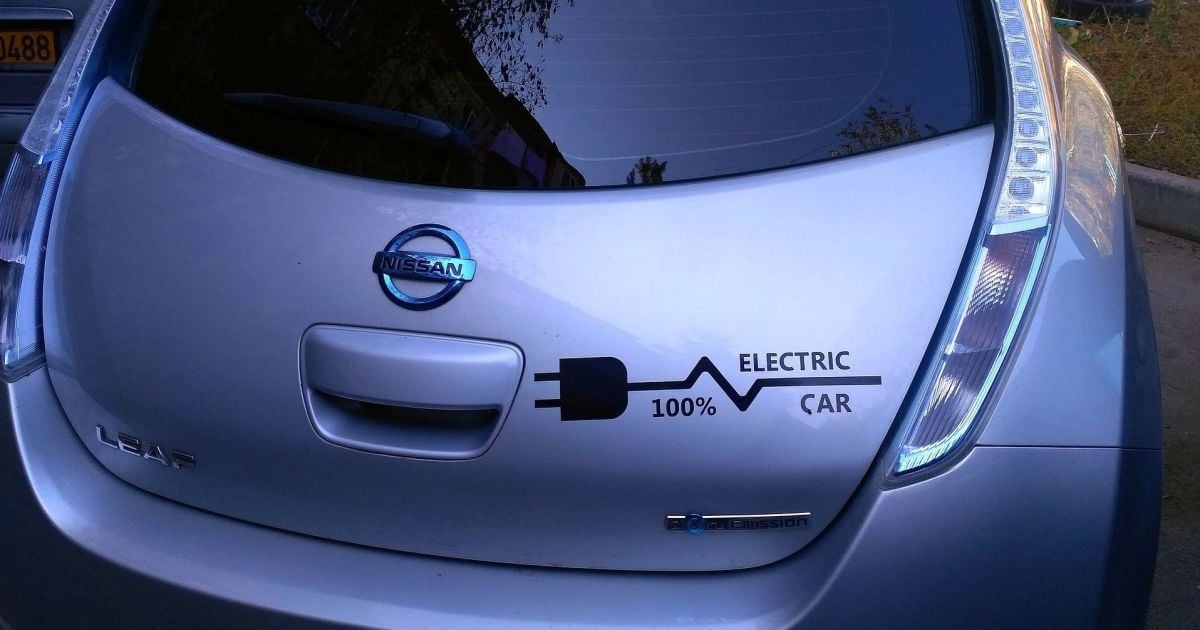 Мережу розірвало відео, як росіянин заряджає електромобіль із вікна 19 поверху