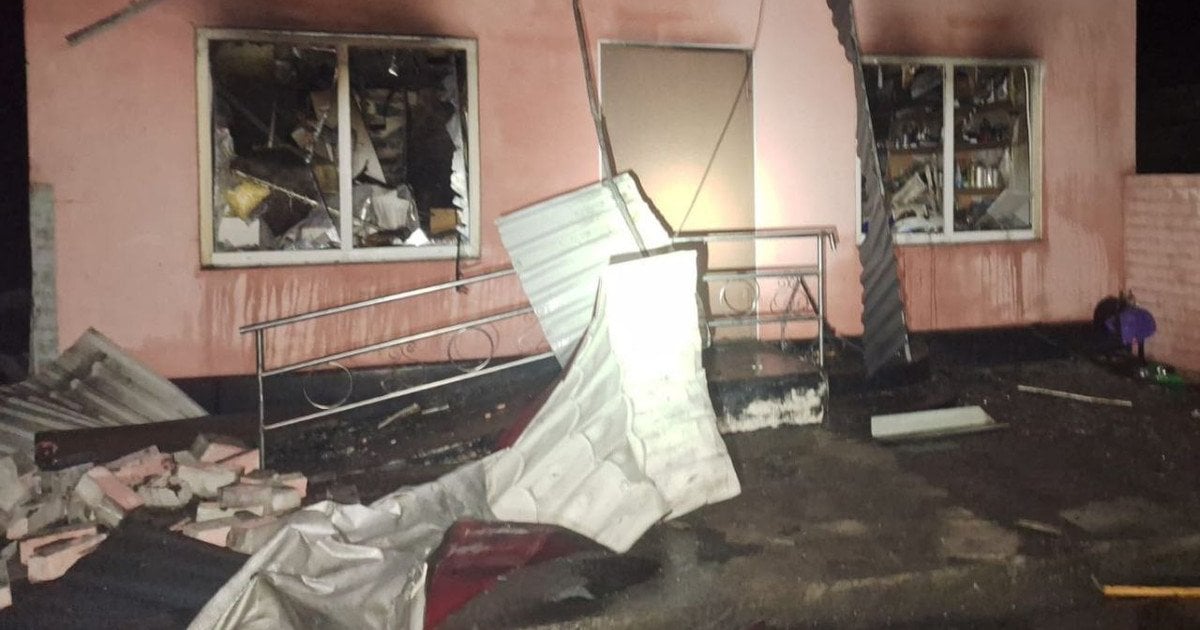 Пошкоджена будівля внаслідок атаки на Дніпропетровську область