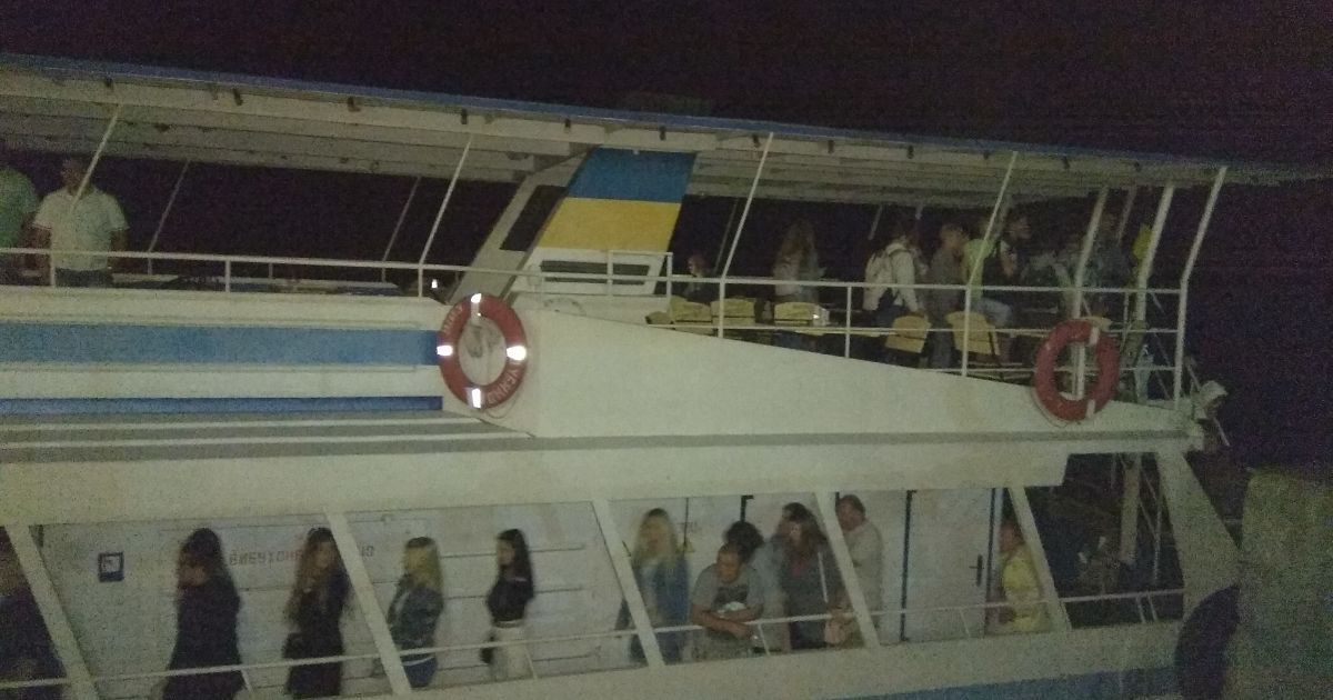 На Дніпрі у Черкасах десятки людей застрягли на теплоході через аварію судна