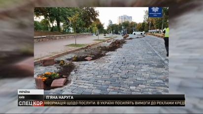 Патрульные задержали водителя Lexus, который снес клумбы на Аллее Небесной Сотни
