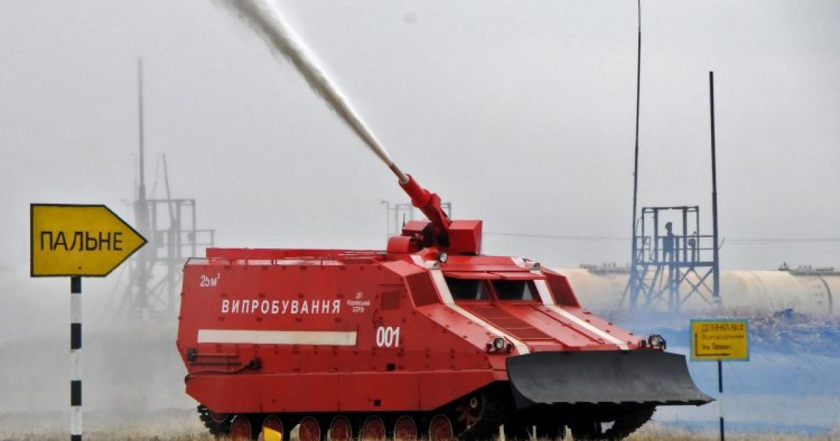 Для борьбы с огнем привезли пожарные танки