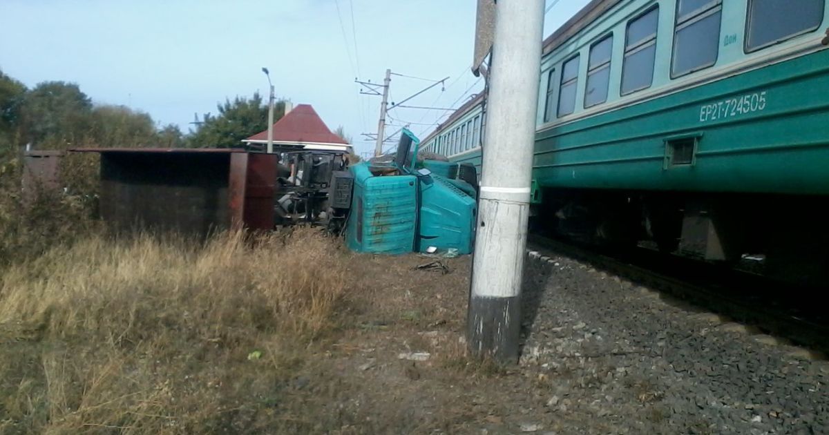 Возле Макеевки поезд столкнулся с грузовиком