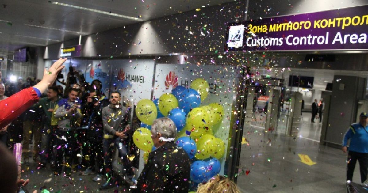 Михаилу Фоменко аплодировали и засыпали конфетти. / © Проспорт