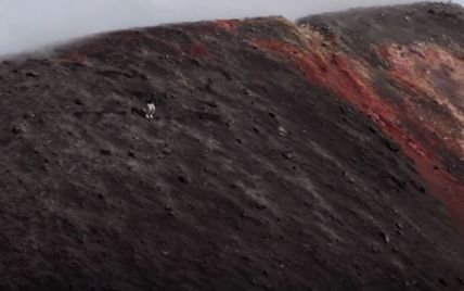 Сорвиголова покатался на лыжах по склону действующего вулкана Этна